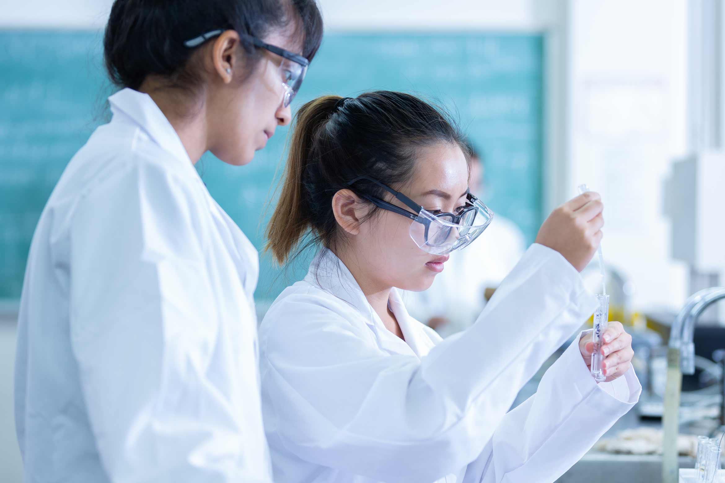 students working in chemistry lab